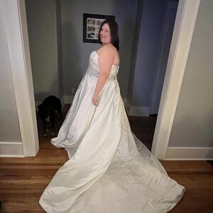 Elegant White Strapless Wedding Dress